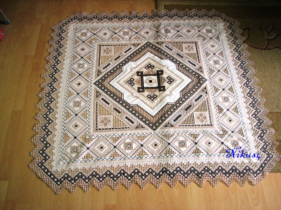 Br�zowy obrus Nikusa.