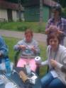 Na pierwszym planie wiesia_33 trzyma nitk�. O ile pami�tam sytuacj�, na drugim ko�cu nitki by�a kabyr z szyde�kiem, kt�ra pokazywa�a, jak si� robi elementy bez odrywania nitki